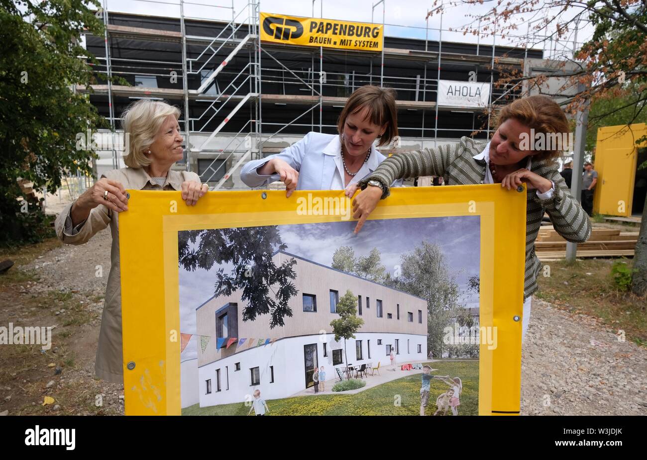 16 Juli 2019, Sachsen-Anhalt, Halle: Gründerin Dorothea Urban (L-R), Susanne Witters, Vorsitzender der Caritas Halle, und Gründer Johanna Ruoff halten einer Plane in ihre Hände vor der Shell des Matthisburg Schutzhaus, das die Zukunft eingerichtet. Die pädagogisch-diagnostische Home Die Stiftung "Ein Platz für Kinder' kümmert sich um traumatisierte Kinder und wird im Dezember 2019 eröffnet werden. Foto: Sebastian Willnow/dpa-Zentralbild/ZB Stockfoto