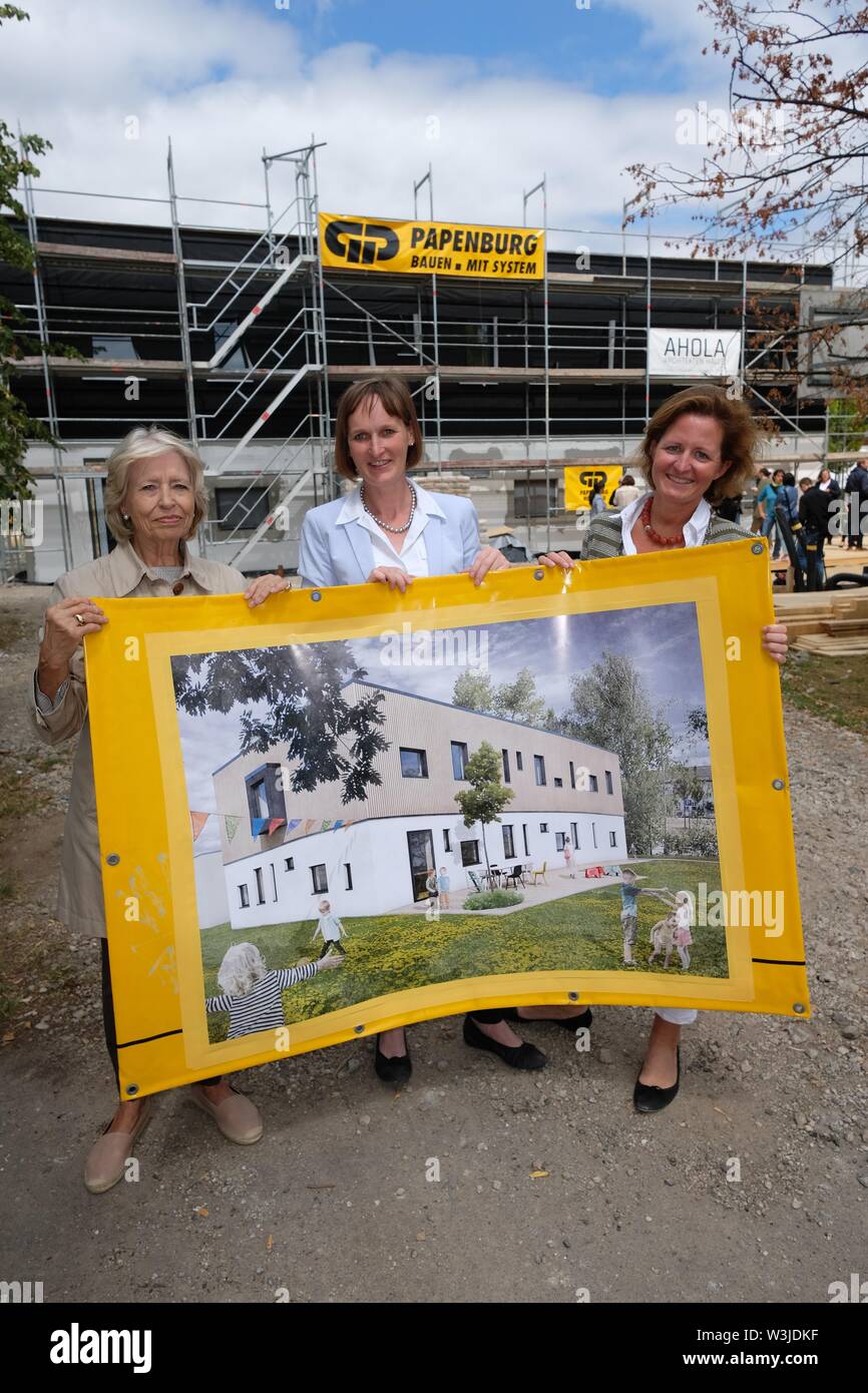 16 Juli 2019, Sachsen-Anhalt, Halle: Gründerin Dorothea Urban (L-R), Susanne Witters, Vorsitzender der Caritas Halle, und Gründer Johanna Ruoff halten einer Plane in ihre Hände vor der Shell des Matthisburg Schutzhaus, das die Zukunft eingerichtet. Die pädagogisch-diagnostische Home Die Stiftung "Ein Platz für Kinder' kümmert sich um traumatisierte Kinder und wird im Dezember 2019 eröffnet werden. Foto: Sebastian Willnow/dpa-Zentralbild/ZB Stockfoto