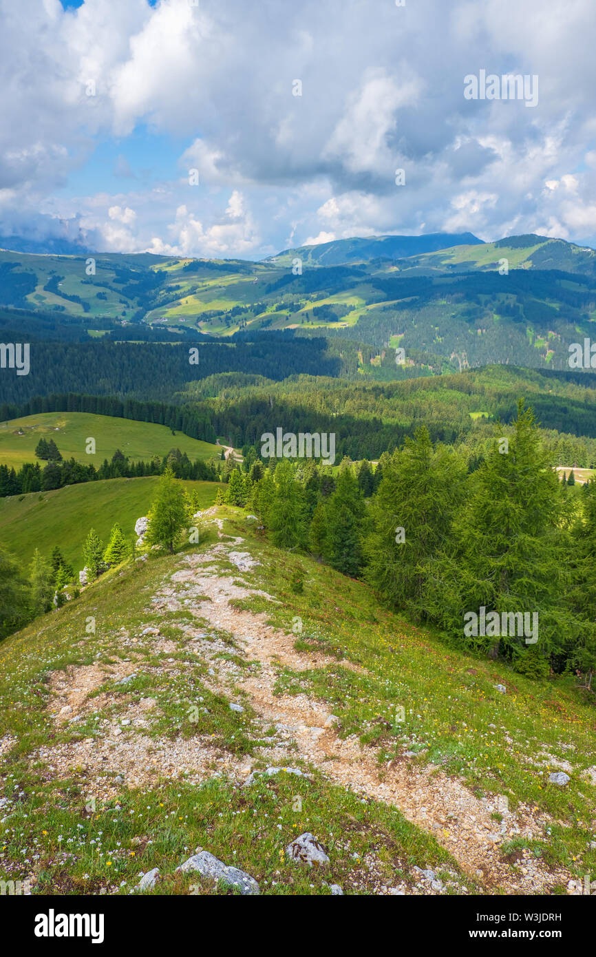 Wanderweg auf einer Kante in einer schönen Landschaft Stockfoto