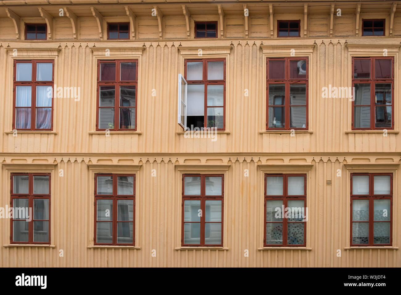 Holz- Wohnhaus mit offenem Fenster Stockfoto