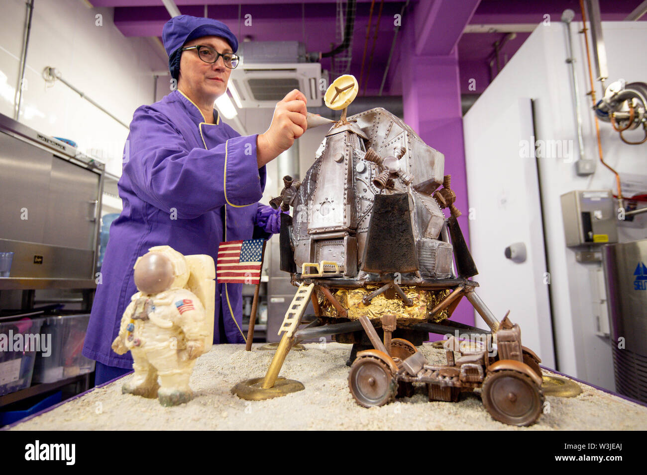 Cadbury World chocolatier Donna Oluban fügt den letzten Schliff zu den Chocolate World der Apollo 11 Mondlandung an Cadbury World in Birmingham, um 50 Jahre auf den Tag, da die US-Mission zu setzen Menschen auf dem Mond abgehoben. Stockfoto