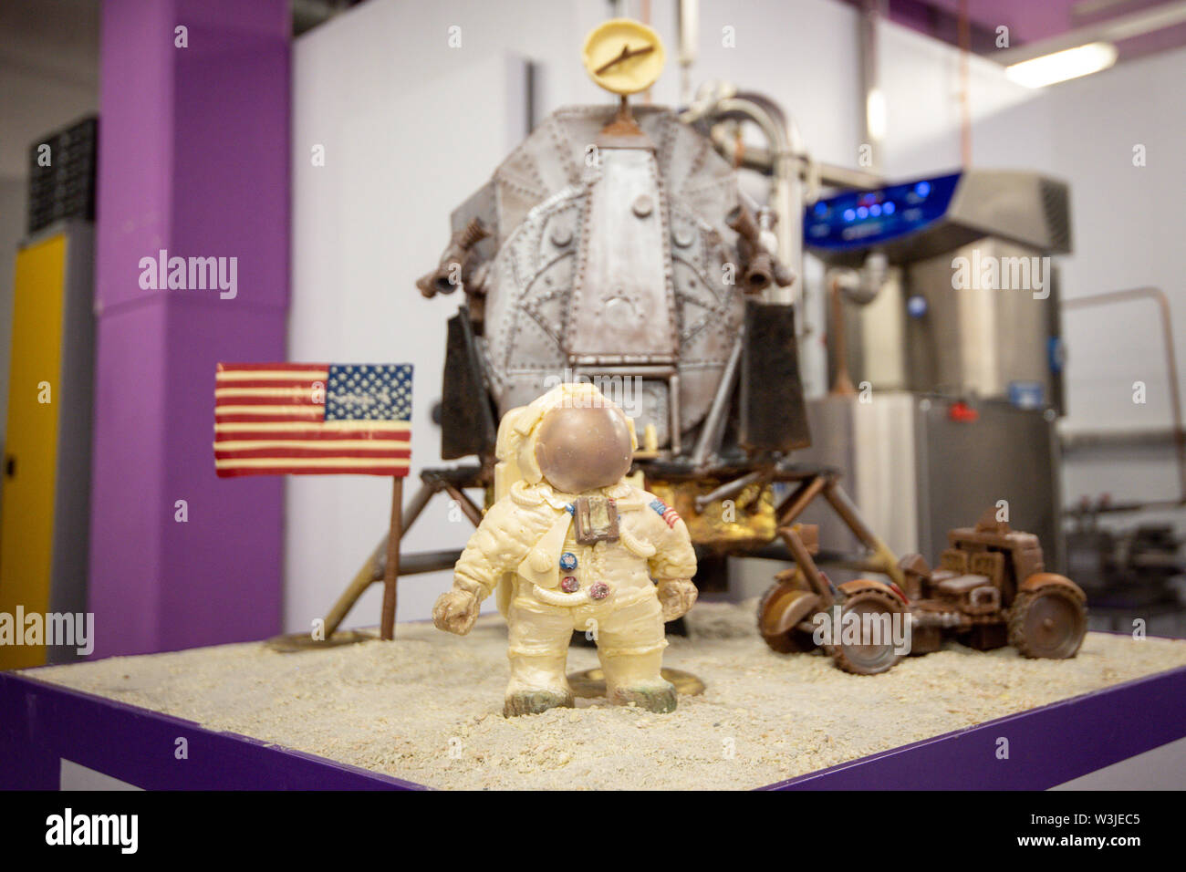 Eine Schokolade, die Erholung der Apollo 11 Mondlandung an Cadbury World in Birmingham, auf 50 Jahre zum Tag Mark seit der US-Mission, Menschen auf den Mond zu senden abgehoben. Stockfoto