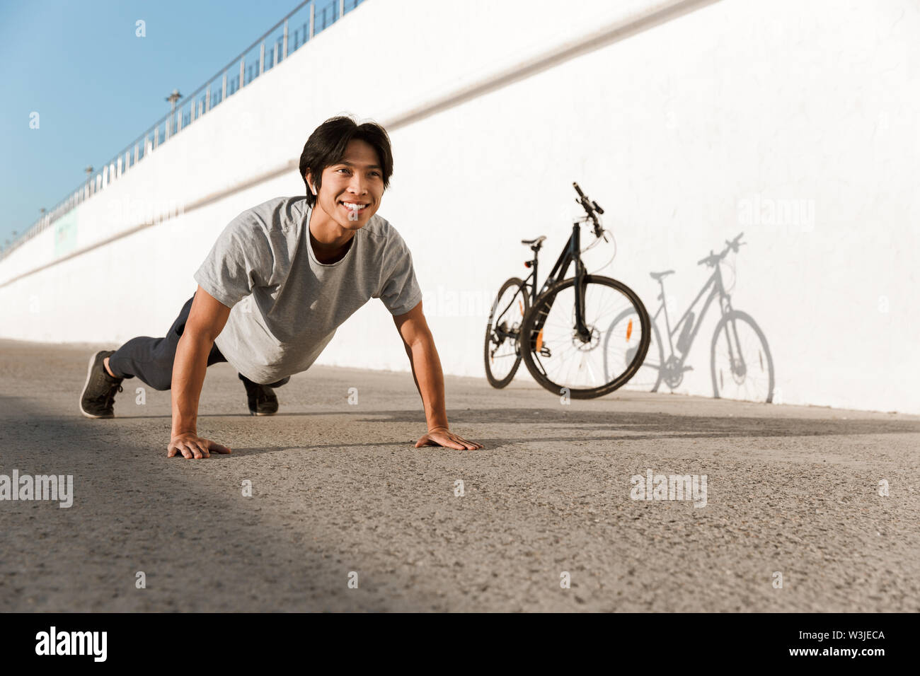 Junge passen Mann Radfahrer, Külschrank, Push-ups Stockfoto