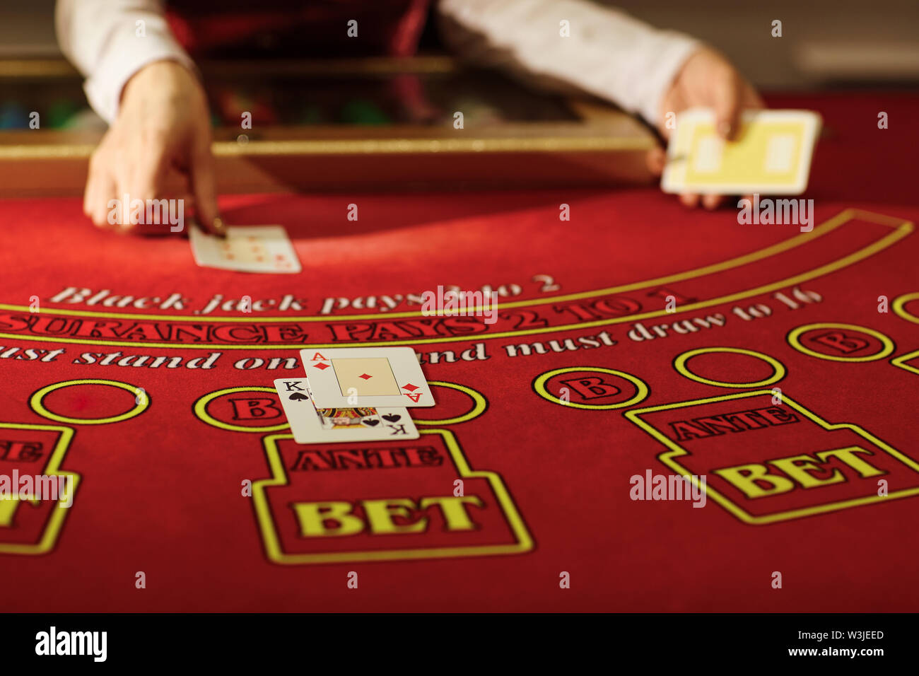 Der croupier in der Casino hat einen Shuffle der Karten am Tisch. Glücksspiel Stockfoto