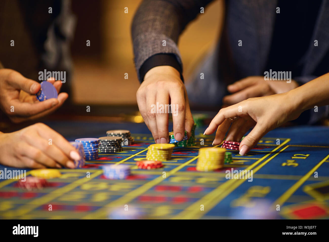 Chips in den Händen der Spieler in einem Casino. Gambling poker Roulette im Casino. Stockfoto