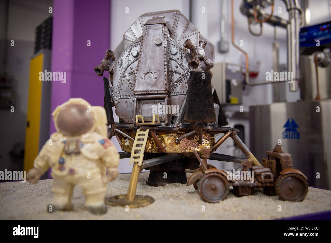 Eine Schokolade, die Erholung der Apollo 11 Mondlandung an Cadbury World in Birmingham auf 50 Jahre zum Tag Mark seit der US-Mission, Menschen auf den Mond zu senden abgehoben. Stockfoto