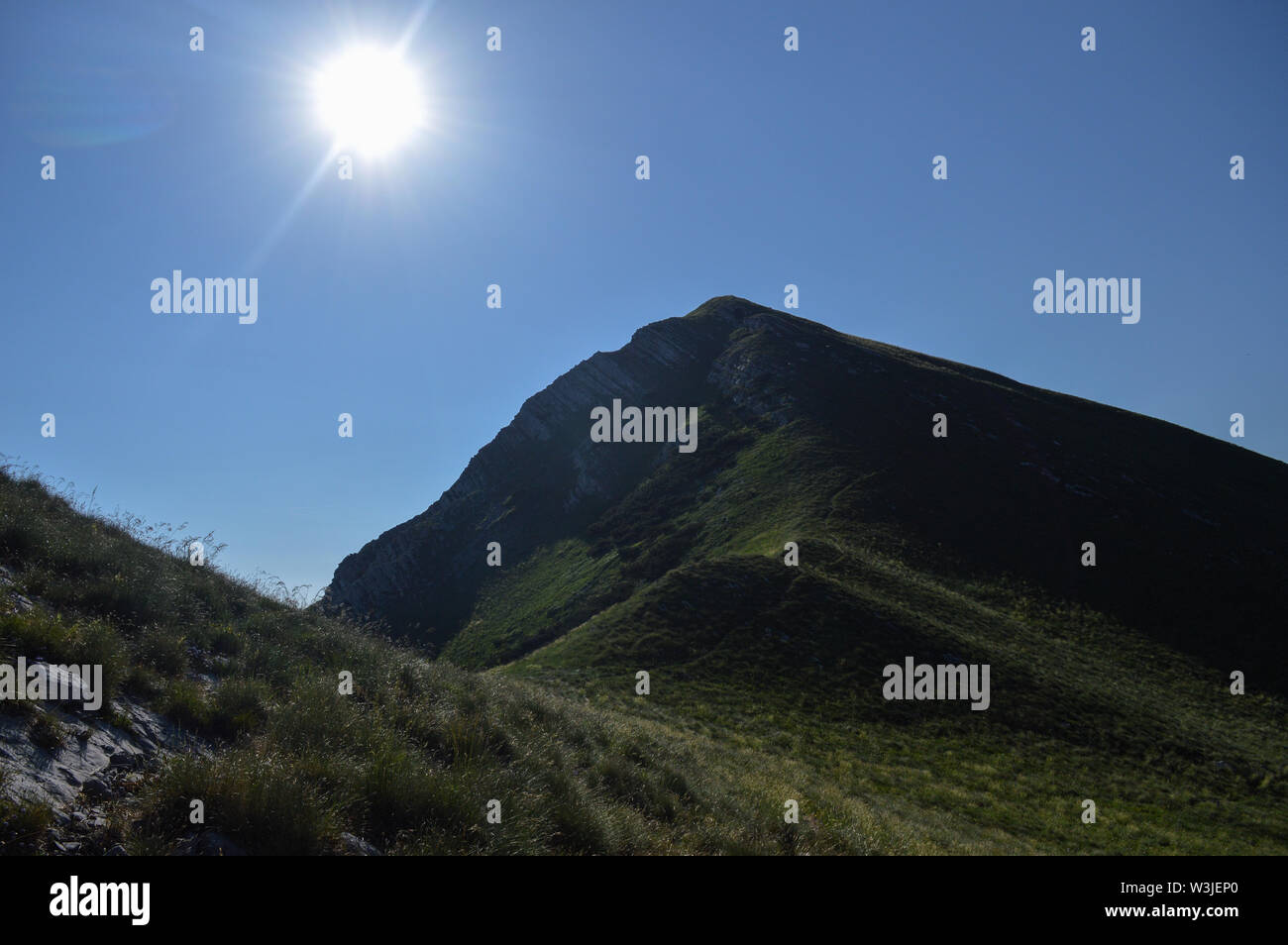 Morgen Sonne über visočica Berg an Berg Velebit glänzend, unterbelichtet Stockfoto