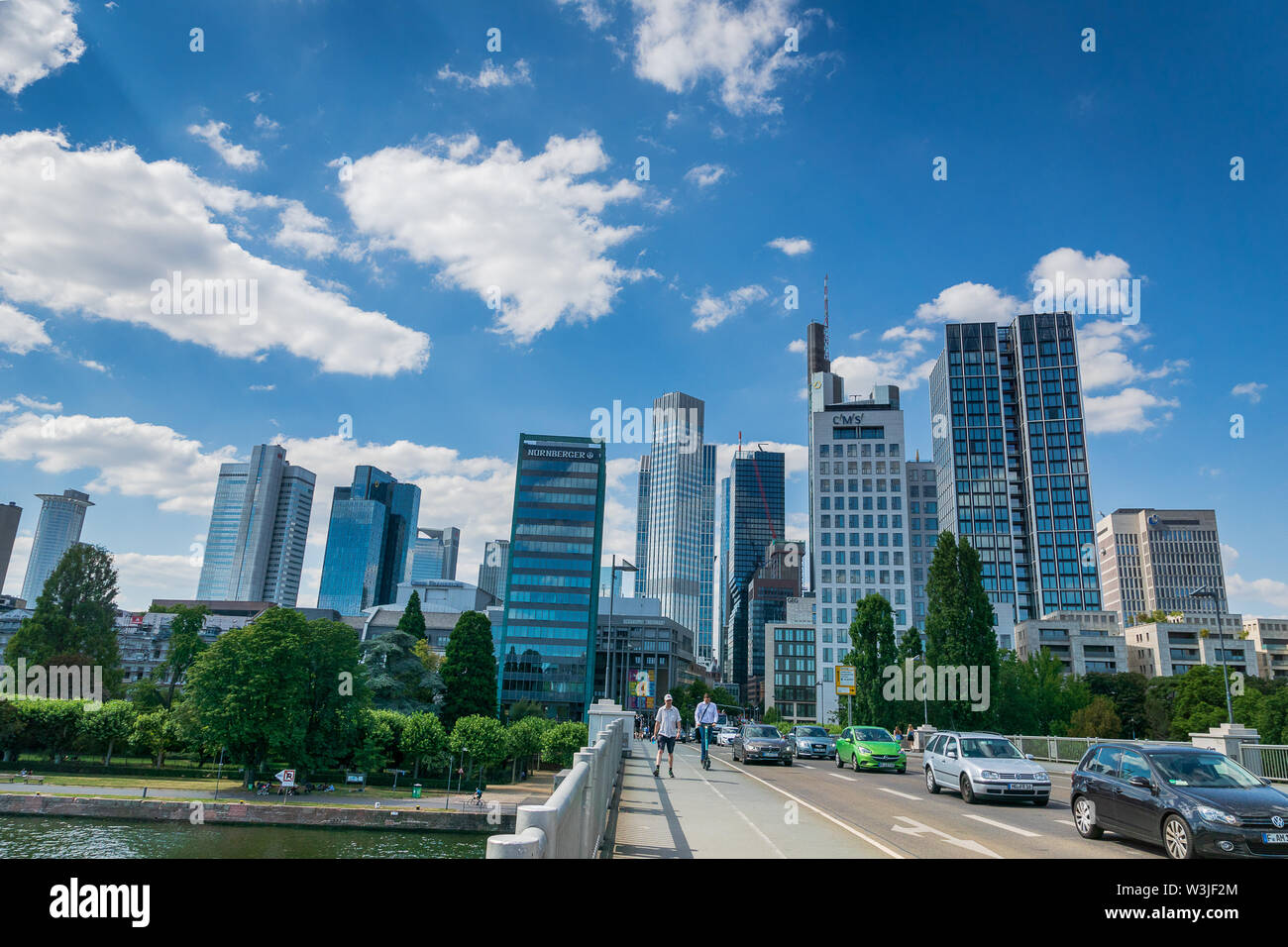 Frankfurt, Deutschland - Juli 2019: die Skyline der Stadt und dem Fluss Frankfurt am Main bei Tageslicht. Stockfoto