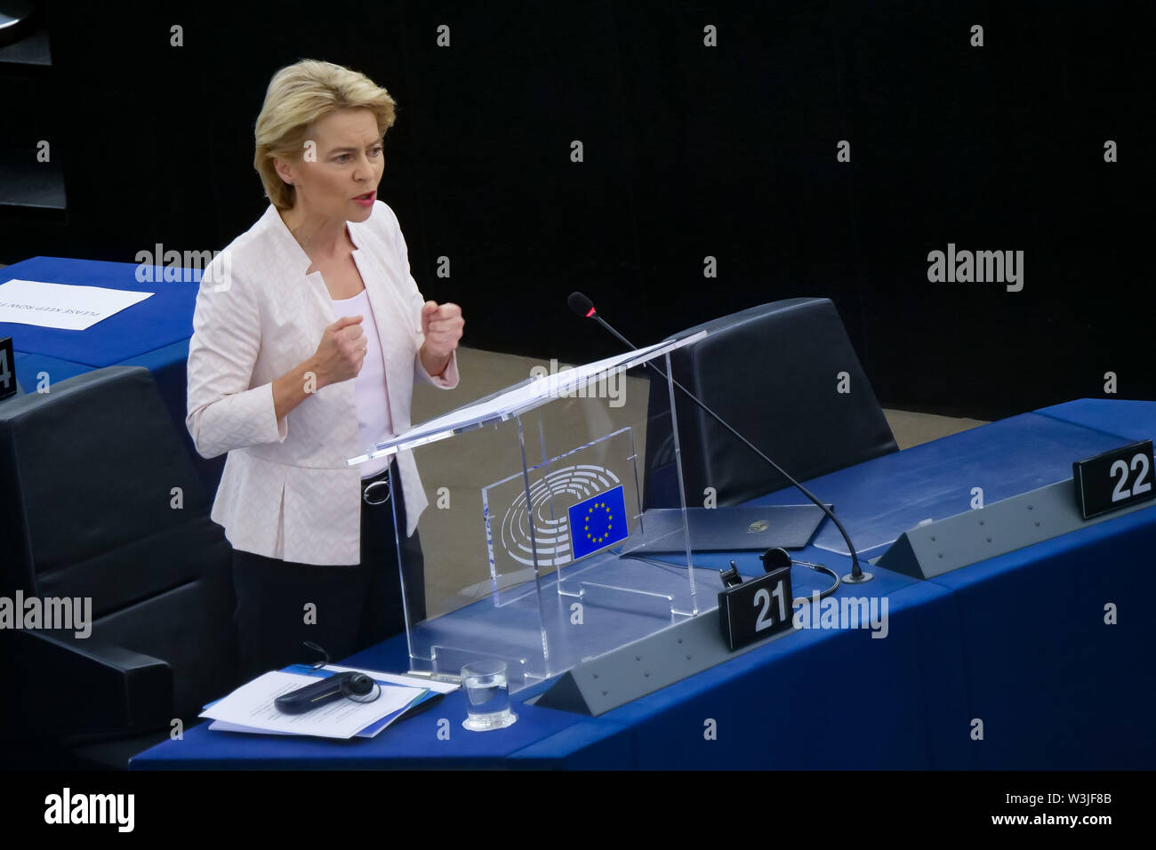 Straßburg, Frankreich. 16. Juli, 2019. Ursula von der Leyen, dem deutschen Kandidaten für das Amt des Präsidenten der Europäischen Kommission, eine Erklärung, die auf den Sitz des Europäischen Parlaments in Straßburg, Frankreich, 16. Juli 2019. Das Europäische Parlament ist auf Grund ihrer Nominierung später Dienstag zu stimmen. Credit: Zhang Cheng/Xinhua/Alamy leben Nachrichten Stockfoto