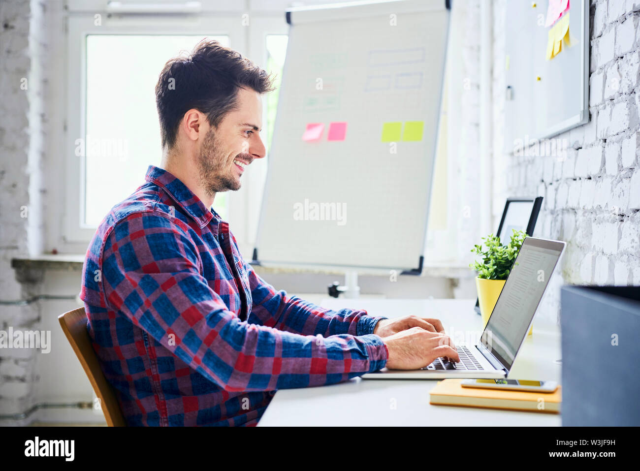 Web Designer, hipster Arbeiten am Laptop im Büro Stockfoto