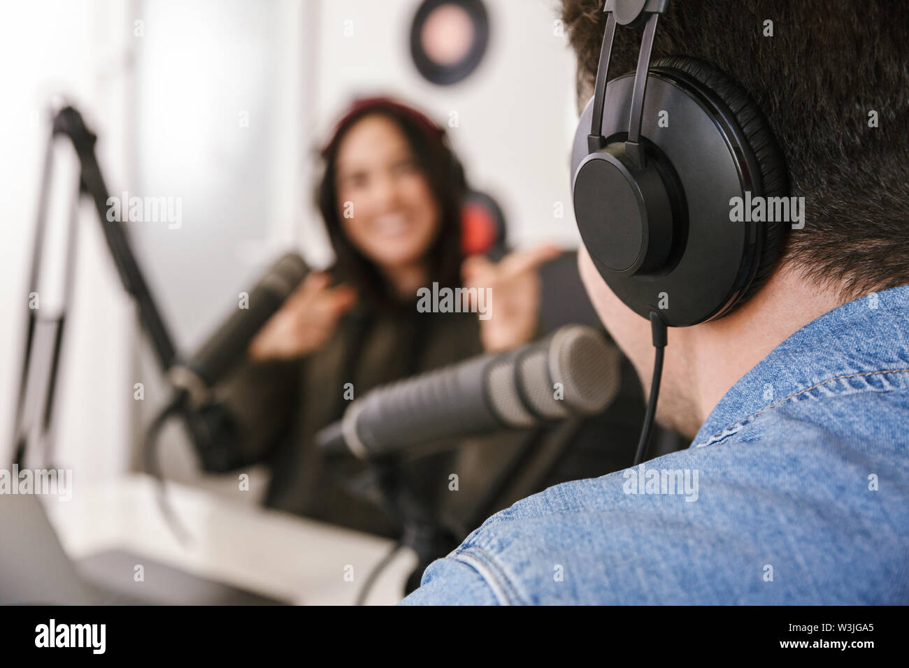 Der Mann und die Frau in weißen Hemden podcaster Interview für Radio Podcast Stockfoto