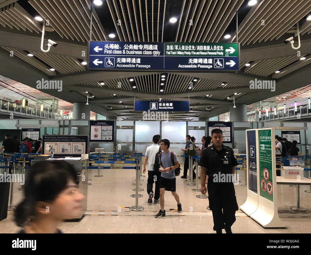 Peking, China. 16. Juli, 2019. Foto mit einem Handy aufgenommen zeigt die Stk Eingang am internationalen Flughafen in Peking, der Hauptstadt von China, am 16. Juli 2019. Feuerwehr- und Rettungskräfte haben die Priorität für das Einsteigen in ein Flugzeug am internationalen Flughafen Capital kürzlich berechtigt. Credit: Wu Wenxu/Xinhua/Alamy leben Nachrichten Stockfoto