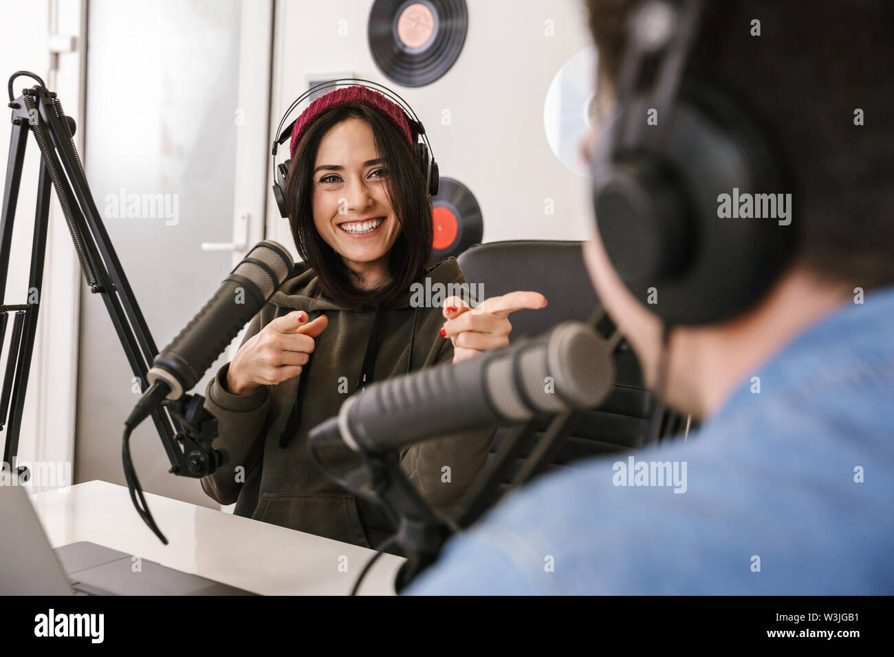 Der Mann und die Frau in weißen Hemden podcaster Interview für Radio Podcast Stockfoto