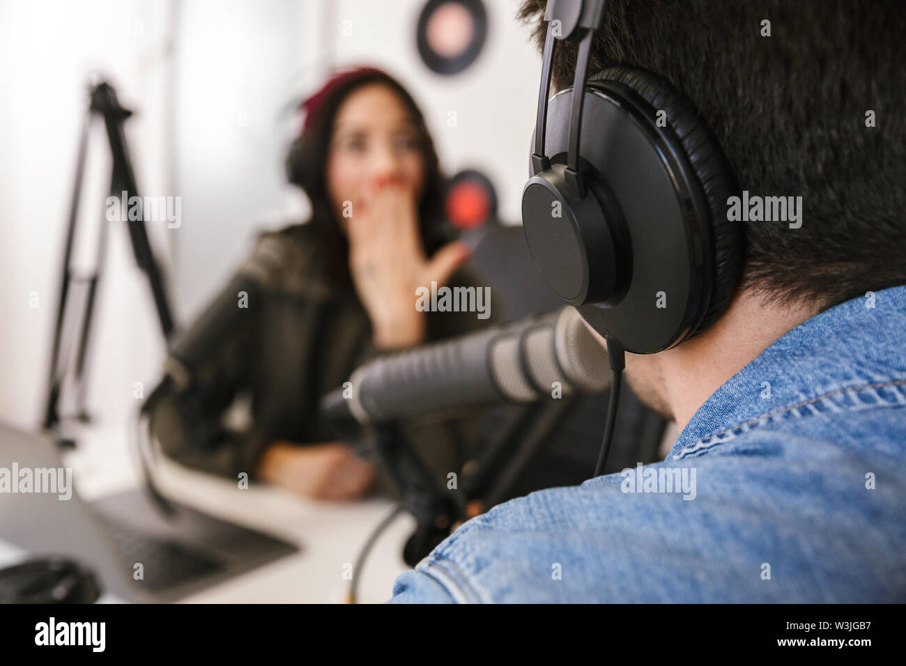 Der Mann und die Frau in weißen Hemden podcaster Interview für Radio Podcast Stockfoto