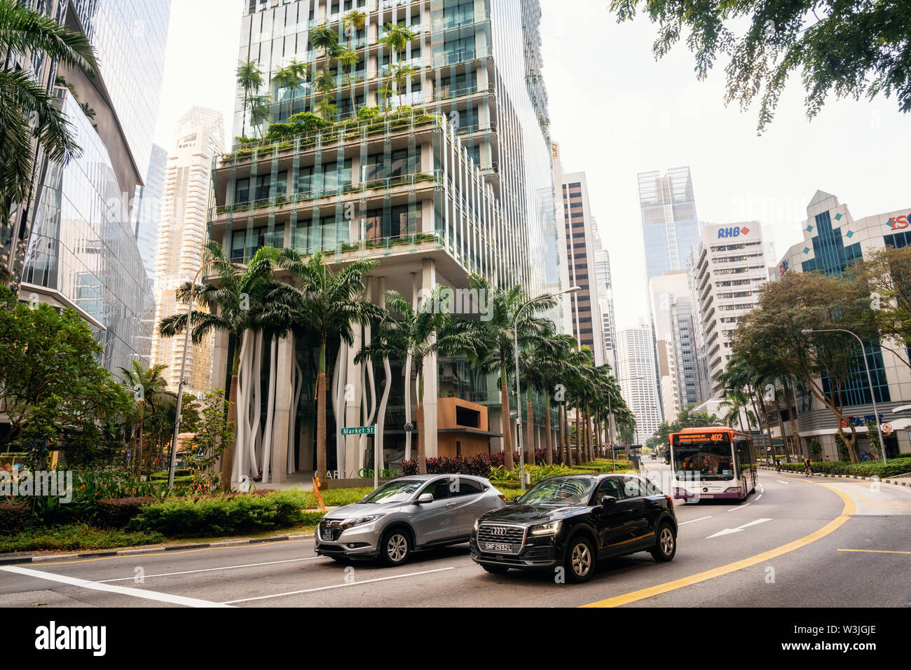 Singapur - 9. Mai 2016: Capitagreen modernes Gebäude mit Garten auf der Fassade in Singapur Stockfoto