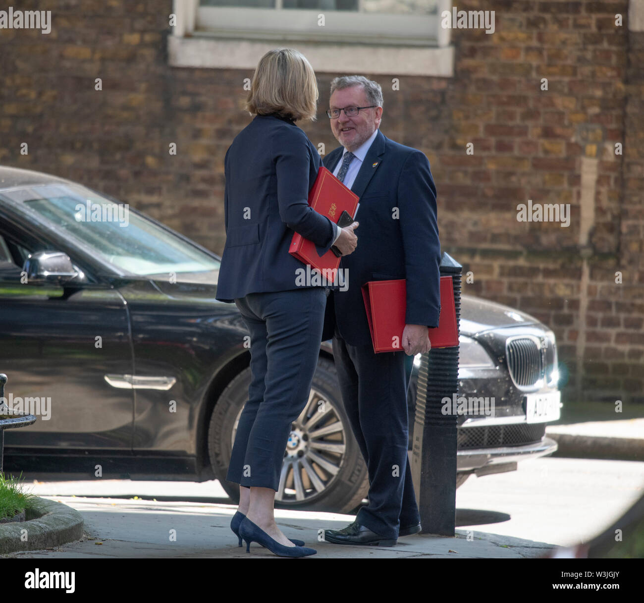 Downing Street, London, UK. 16. Juli 2019. Amber Rudd, Minister für Arbeit und Altersversorgung, Blätter Downing Street nach der wöchentlichen Kabinettssitzung, Chatten mit David Mundell auf dem Weg. Credit: Malcolm Park/Alamy Leben Nachrichten. Stockfoto