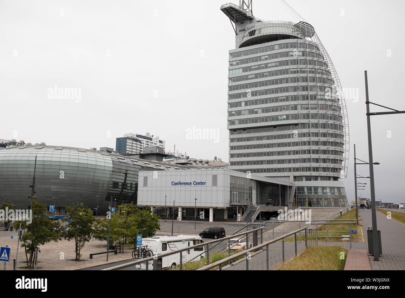Das Konferenzzentrum im Atlantic Hotel Sail City und das Klimahaus in Bremerhaven, Deutschland. Stockfoto