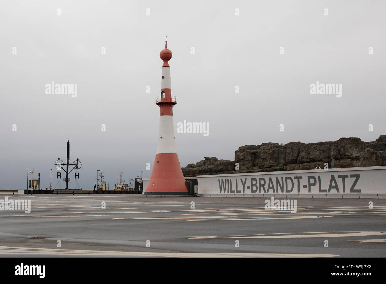 Der Leuchtturm am Willy Brandt Platz an einem bewölkten Tag, entlang der Nordsee in Bremerhaven. Stockfoto