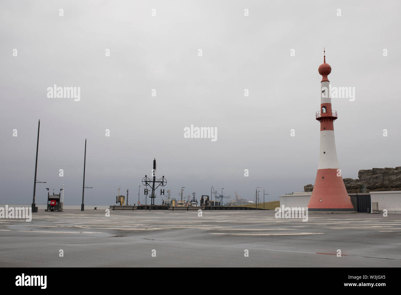 Der Leuchtturm am Willy Brandt Platz an einem bewölkten Tag, entlang der Nordsee in Bremerhaven. Stockfoto