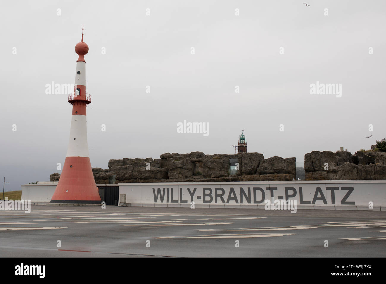 Der Leuchtturm am Willy Brandt Platz an einem bewölkten Tag, entlang der Nordsee in Bremerhaven. Stockfoto