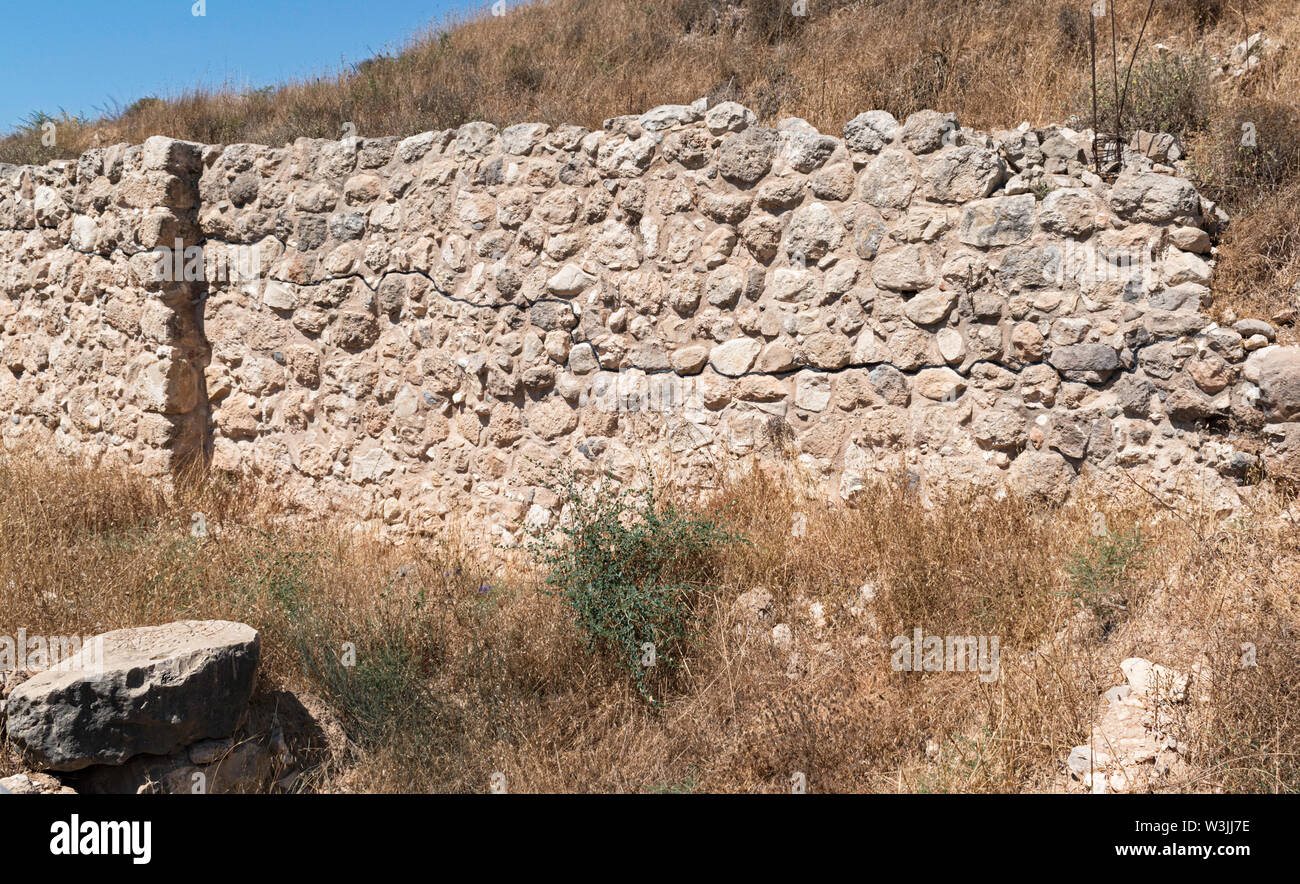 Ruinen und teilweisen Rekonstruktion einer Steinmauer, Tel. Lachisch in den Judäischen Hügeln in der Nähe von Moshav Lachisch in Israel. Stockfoto