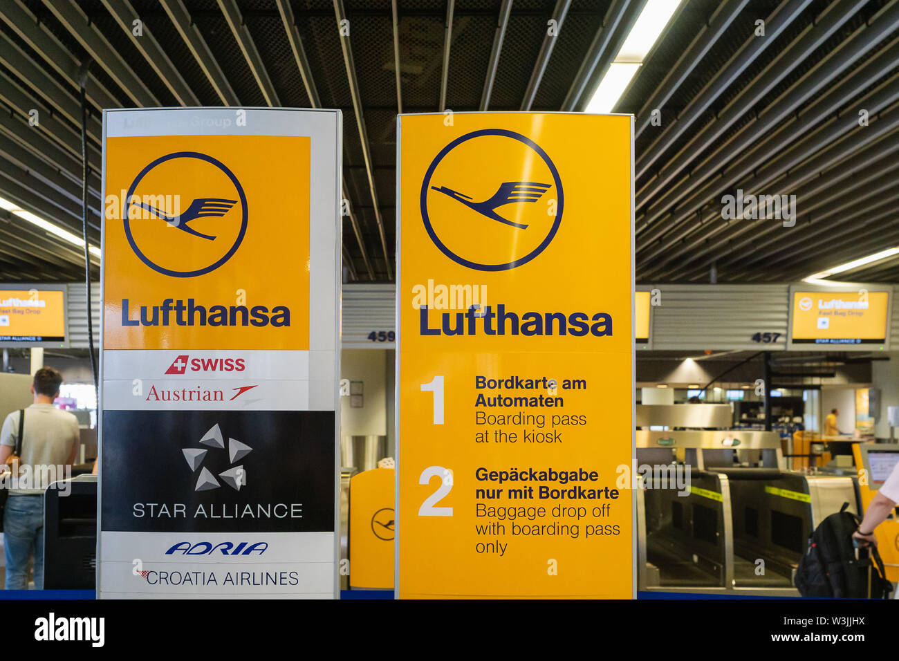 Last Minute Schalter Frankfurt Flughafen öffnungszeiten Frankfurt airport terminal check in -Fotos und -Bildmaterial in hoher