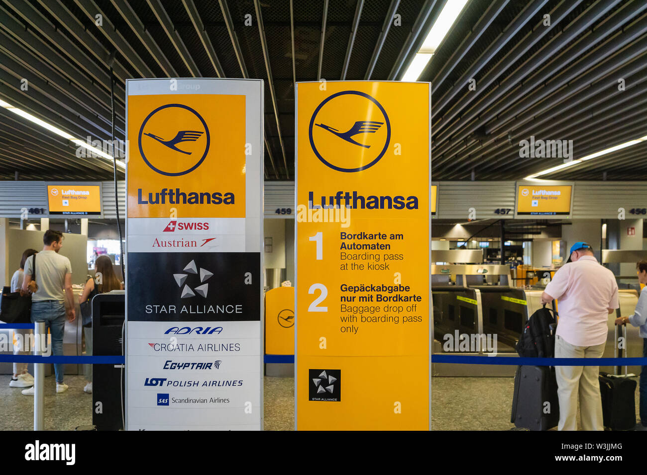 Frankfurt, Deutschland - Juli 2019: Lufthansa Airline Check-in-Schalter im  Flughafen Frankfurt. Lufthansa ist die größte Fluggesellschaft in EU  Stockfotografie - Alamy