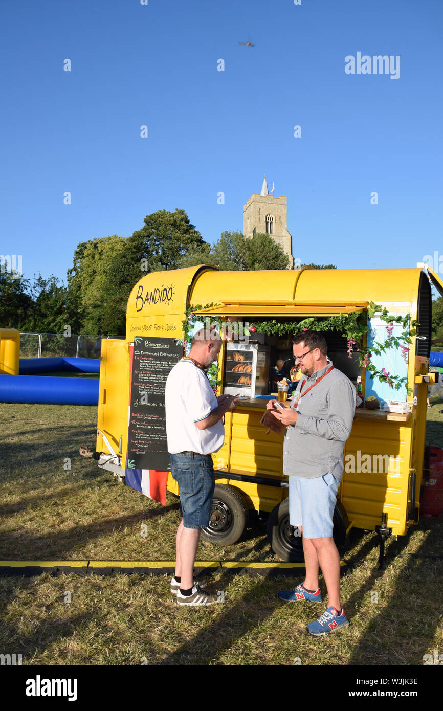 Dominikanische Street Food an Bardfest, ein kleines Musikfestival in Bardwell, Suffolk, Großbritannien, Juli 2019 Stockfoto