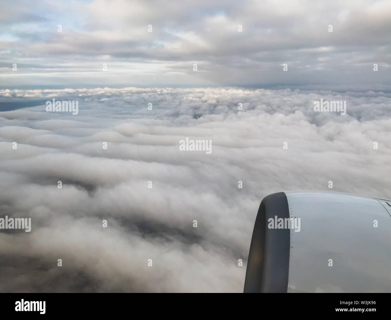 Ebene am take-off Kreuzung Wolken Stockfoto