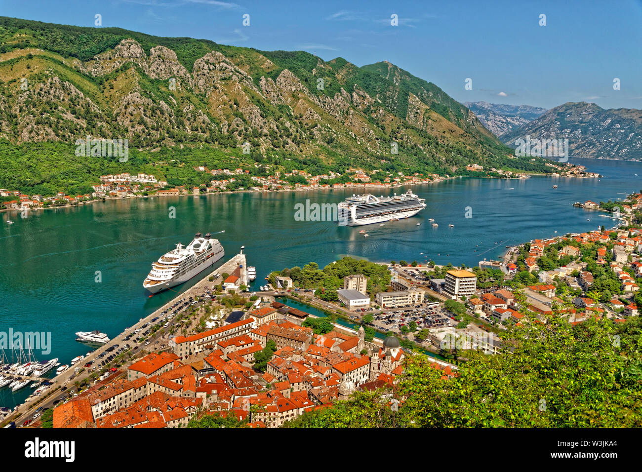 Kotor Altstadt mit Kreuzfahrtschiffen 'Emerald Princess' und 'Seabourn Odyssey' in Kotor Bucht, Montenegro. Stockfoto