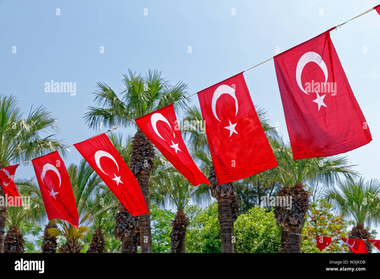 Türkische Flaggen als hängende Fahnen oder Bunting. Stockfoto