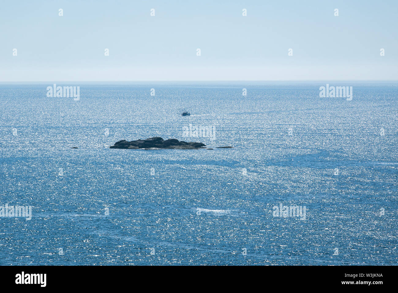 Marine mit einem kleinen Schiff und einem kleinen Rock Island Stockfoto