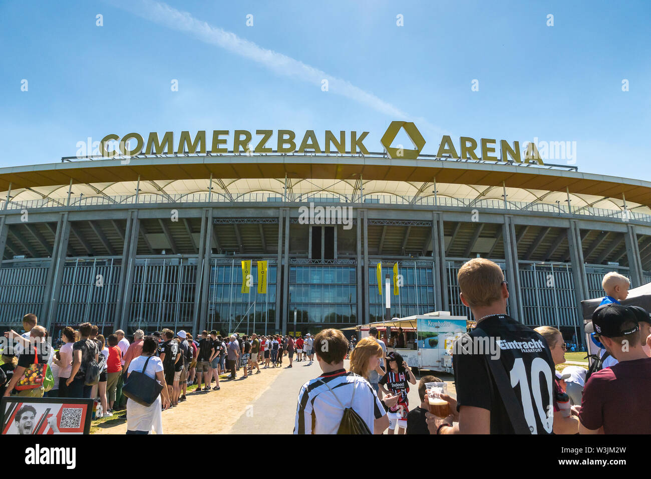 Frankfurt, Deutschland - Juli 2019: Blick auf die Commerzbank Arena und Fußball-Fans. Commerzbank-Arena ist home Stadion des Fußball-Club Eintracht Frankfurt. Stockfoto