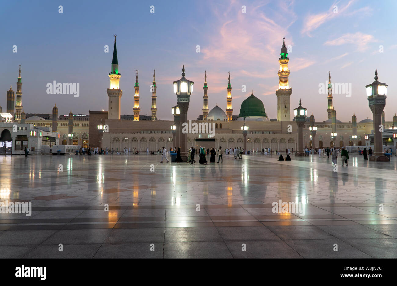 MEDINA, Saudi-arabien - 25. Juni: Muslime marschieren vor der Moschee des Propheten Muhammad am 25. Juni 2019 in Medina, KSA. Prophet's Grab ist und Stockfoto