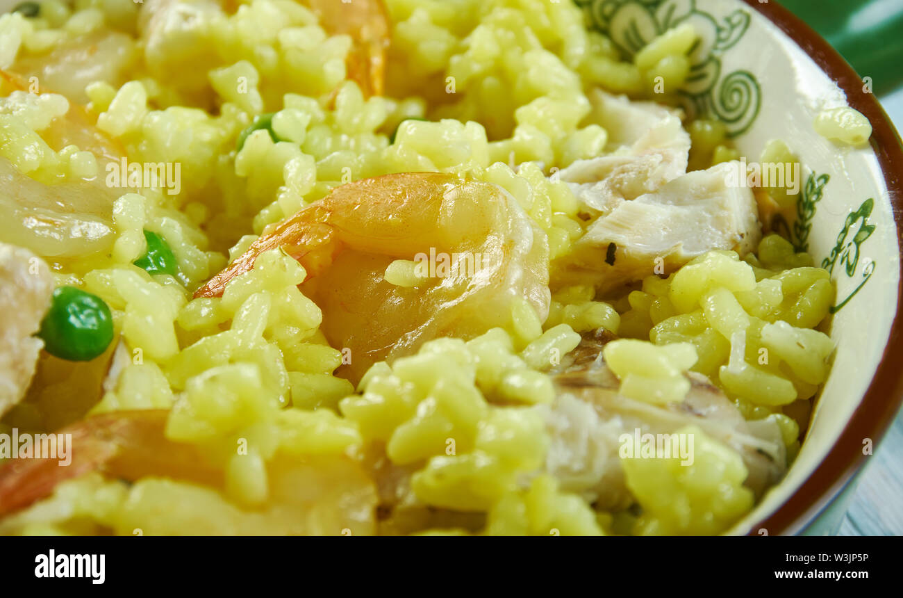 Paella mit Kabeljau und Garnelen, klassische spanische Reisgericht Stockfoto