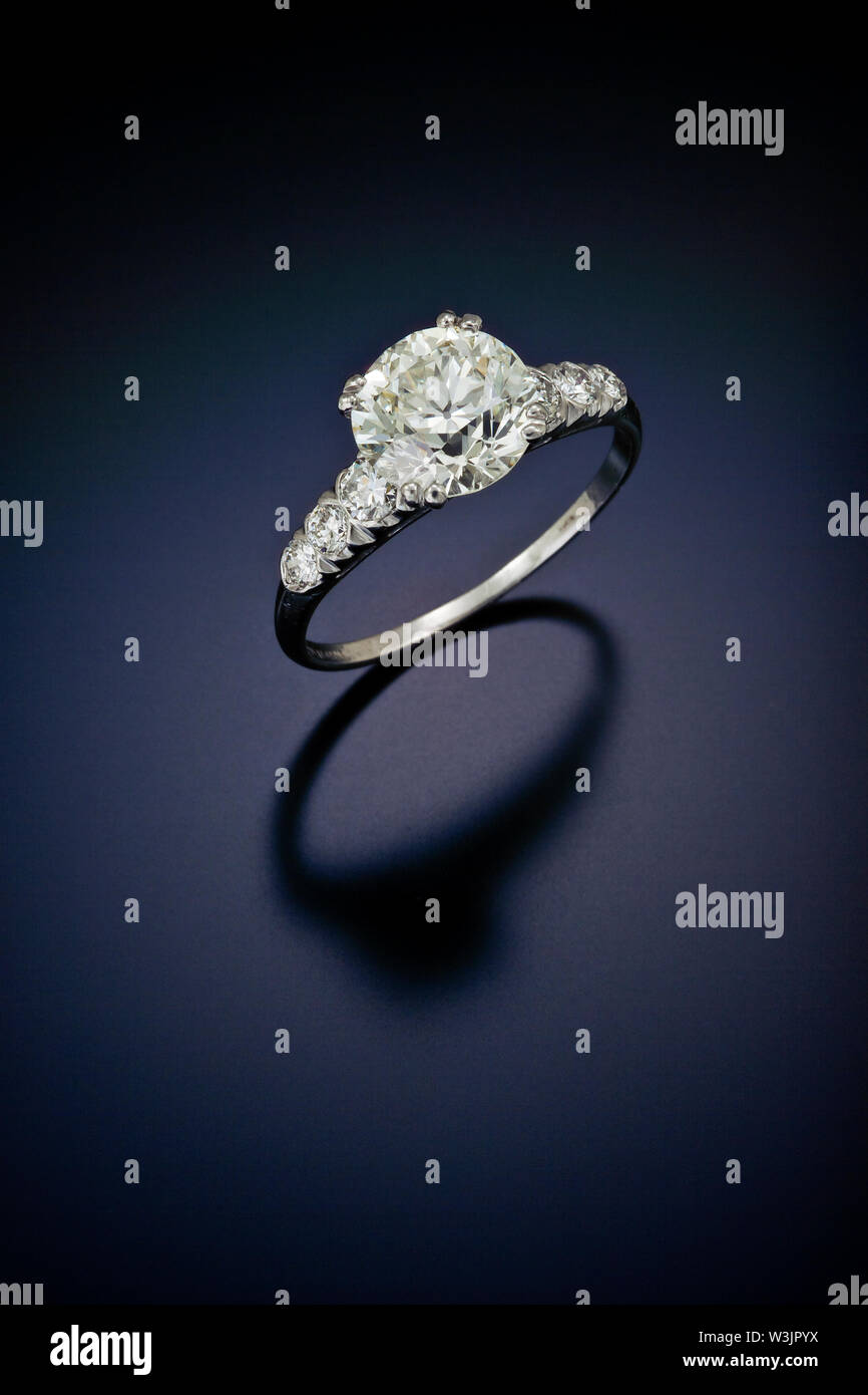 Diese antike Diamond Engagement Ring mit zwei plus carat Zentrum Stein und umgeben von Akzent Seite Diamanten in Platin eingestellt ist. Gezeigt auf einem schwarzen re Stockfoto