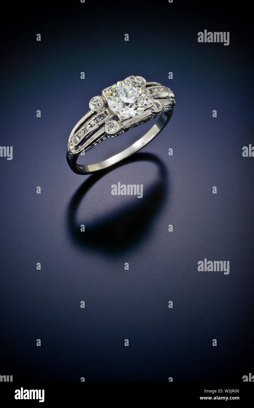 Diese antike Diamond Engagement Ring mit einem Plus carat Zentrum Stein und die von Akzent Seite Diamanten umgeben ist in Platin. Gezeigt auf einem schwarzen re Stockfoto