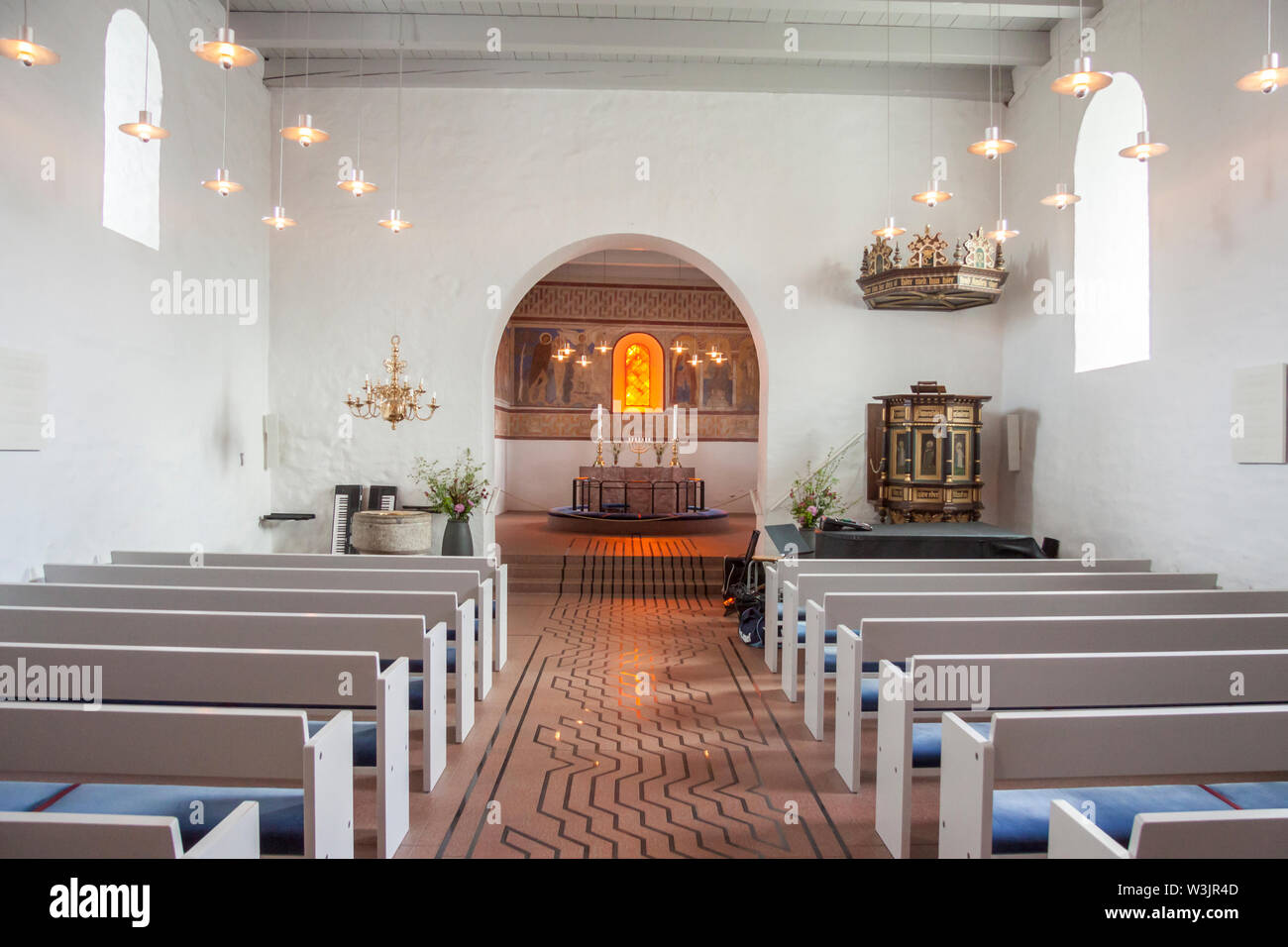 JELLING, Dänemark - 9. Mai 2017: das Innere der weißen Kirche auf das Denkmal, das von der UNESCO zum Weltkulturerbe Schirmherrschaft am 9. Mai 2017 in Jelling, Stockfoto