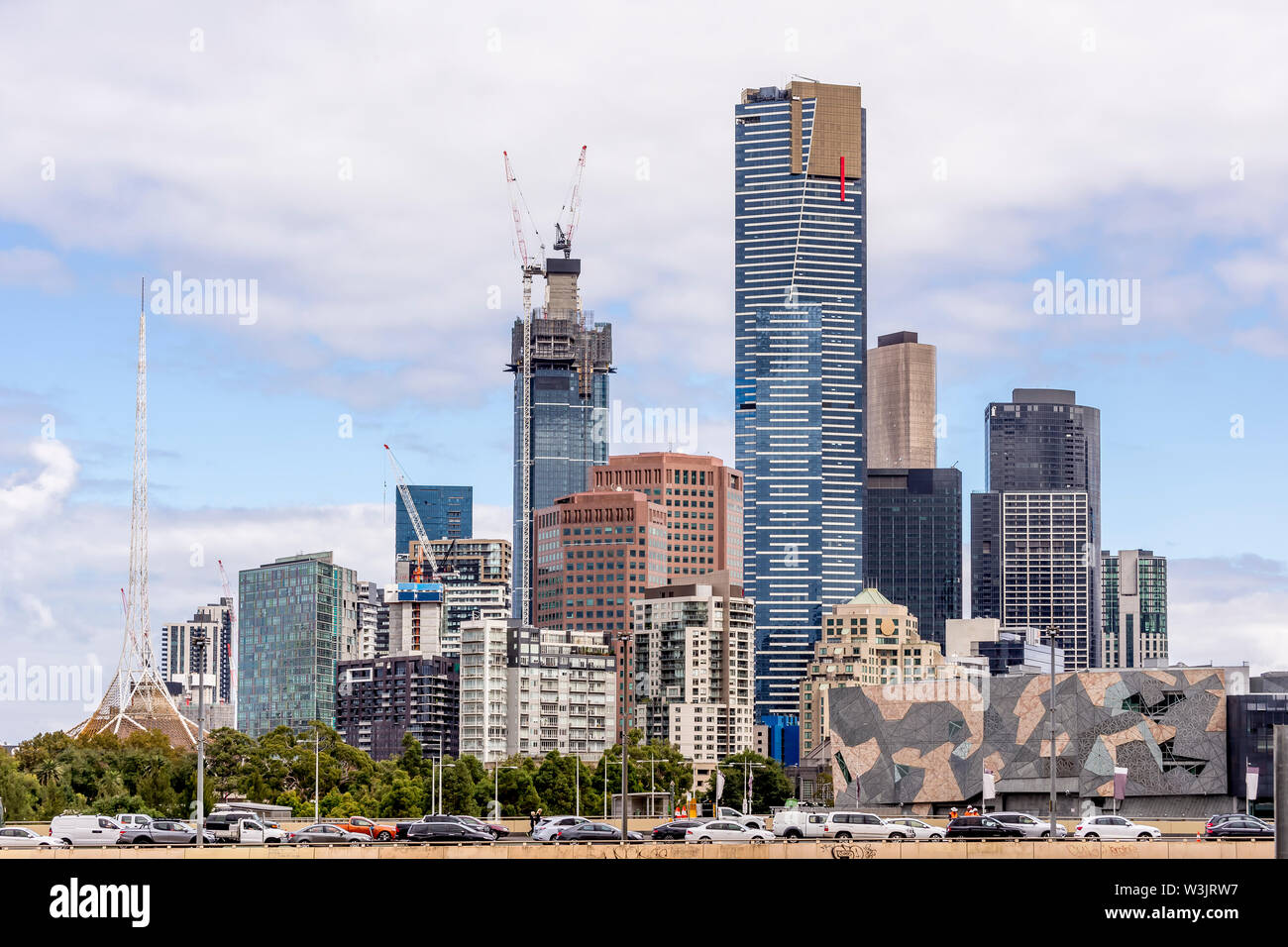 Auto Verkehr in der Innenstadt von Melbourne, Australien, mit einigen seiner Wolkenkratzer im Hintergrund Stockfoto