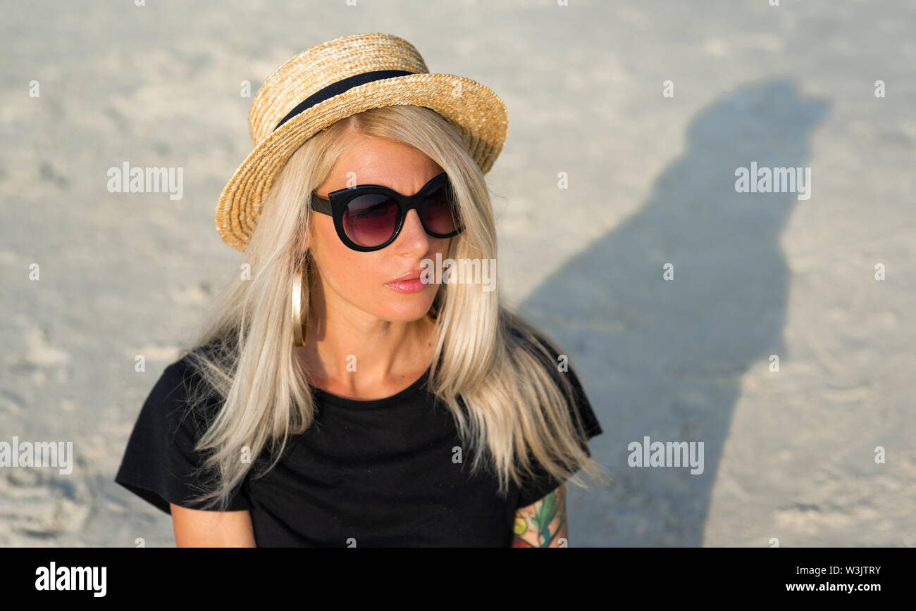 Porträt einer schönen Blondine in Sonnenbrille, einem modernen Mädchen Reisen rund um Thailand. Stockfoto