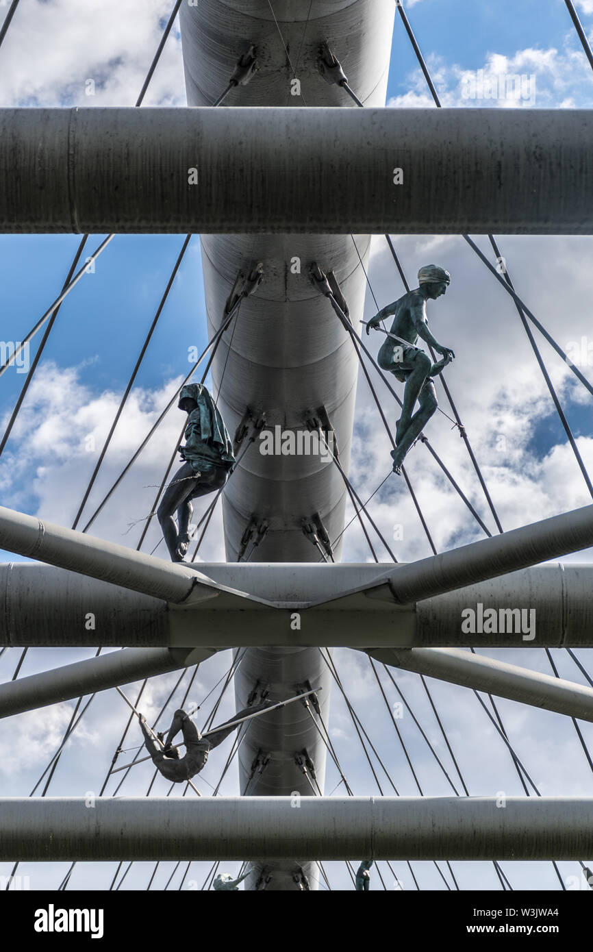 Krakau, Polen - 23. September 2018: mit Blick auf die Statuen, die Kladka Ojca Bernatka Brücke ornamentate gezoomt, mit Jerzy Kedziora Skulpturen. Stockfoto