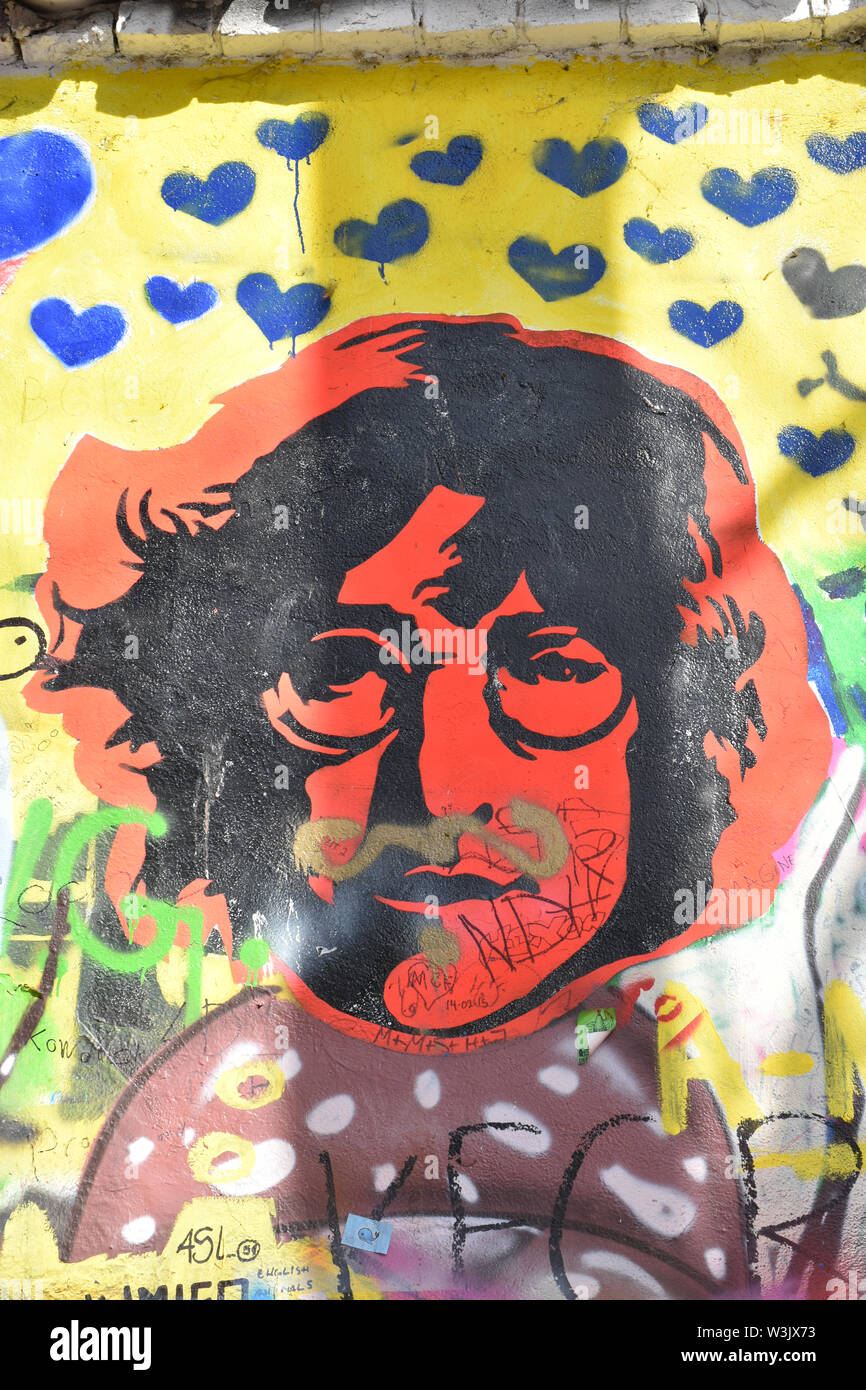 John Lennon Mauer - Prag. Der Tribut an Liebe, Frieden, Mitgefühl und den Beatles. Stockfoto