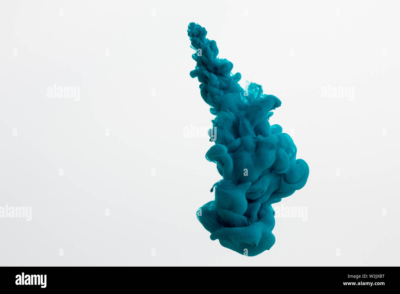 Nahaufnahme der dunkelblaue Farbe Swirl in Wasser isoliert auf weißem Stockfoto