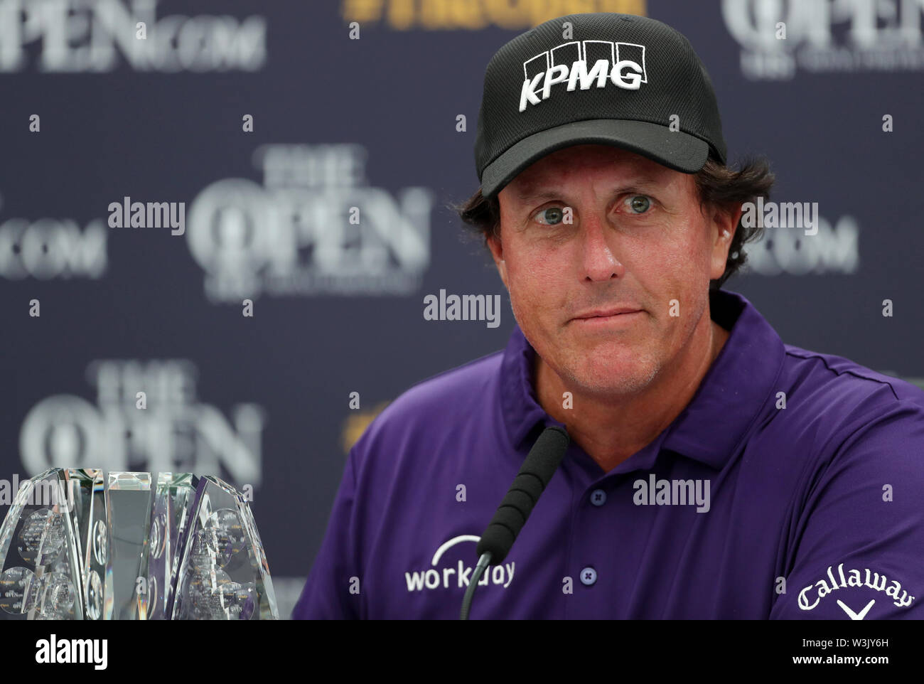 Die USA Phil Mickelson in einer Pressekonferenz, um ihn mit Outstanding Achievement Award, Kennzeichnung, 25 Jahre von ihm in den Top 50, während der Vorschau Tag drei der Open Championship 2019 im Royal Portrush Golf Club. Stockfoto