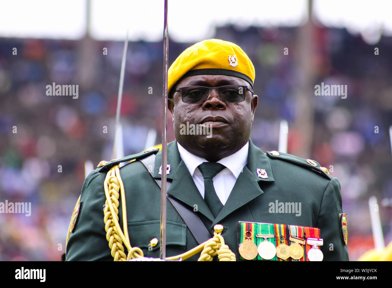 Harare, Simbabwe-Am 24. November 2017: Kommandierender Offizier 1 Presidential Guard Infanterie Bataillon, Oberstleutnant Samson Murombo führt sein Bataillon Stockfoto