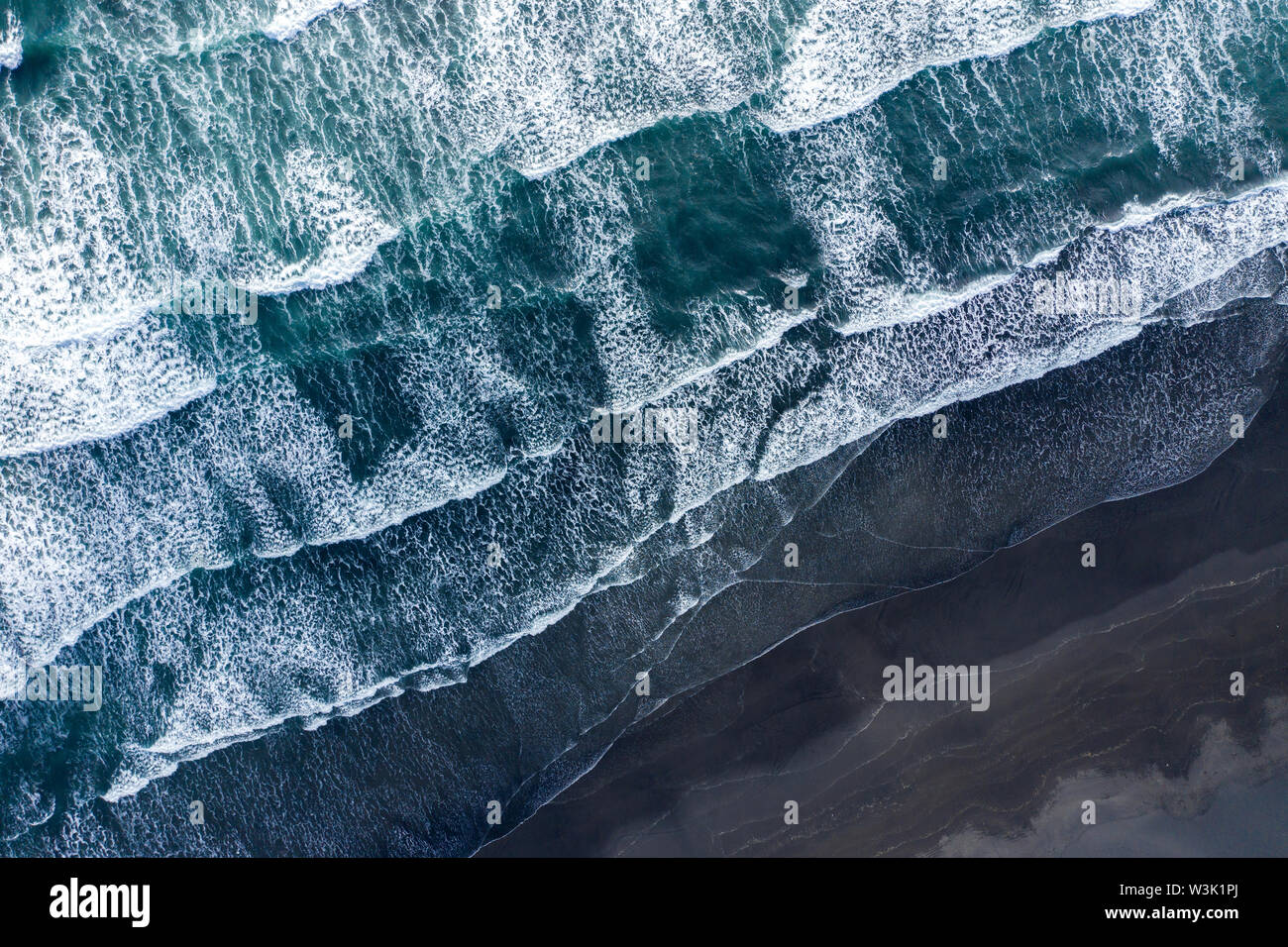 Antenne drone Blick auf den Atlantischen Ozean Wellen waschen schwarz Basalt Sand Beach, Island Stockfoto