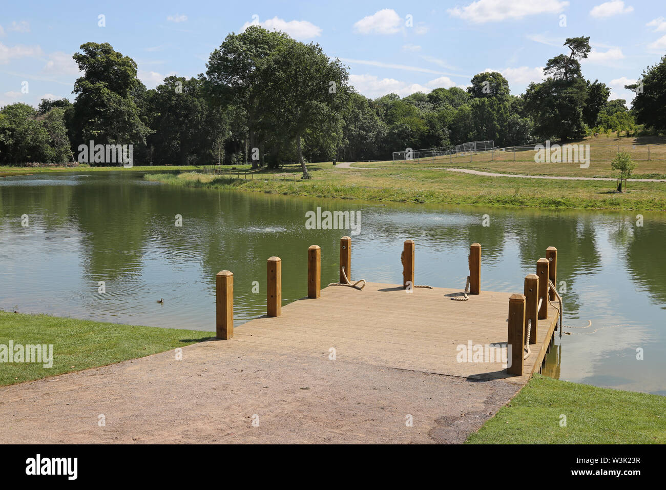 Die neuen Wilden Badesee in der wiederhergestellten Gelände des Beckenham Place Park, London, UK, in der Woche vor der Eröffnung am 20. Juli 2019 gezeigt Stockfoto