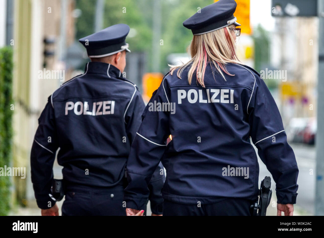 Deutsche Polizistin Frau zwei Polizeipatrouille Deutschland Polizisten Polizisten Rückblick deutsche Polizistin Stockfoto