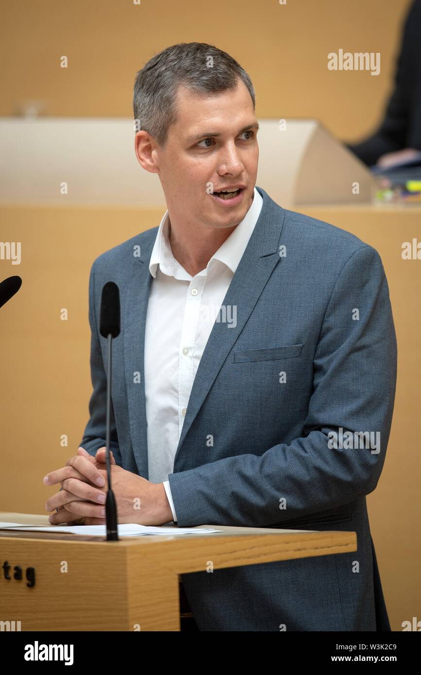 München, Deutschland. 16. Juli, 2019. Christian Zwanziger (Bündnis 90/Die Grünen) spricht in der Plenarsitzung im Landtag. Zu den Themen zählen Flächenverbrauch in Bayern und einem grünen Entwurf für ein bayerisches Klima recht. Credit: Sina Schuldt/dpa/Alamy leben Nachrichten Stockfoto