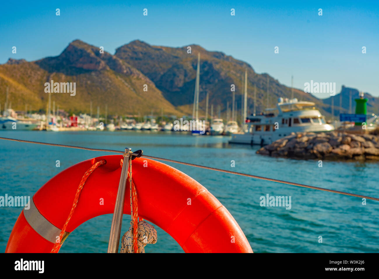 Schwimmweste auf einem Boot mit Blick auf die Insel im Mittelmeer Yacht Club im Hintergrund Stockfoto